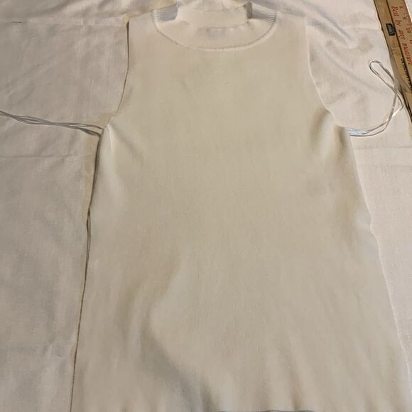 Crescent Size Medium sleeveless white mock turtleneck w/side splits - Picture 5 of 8